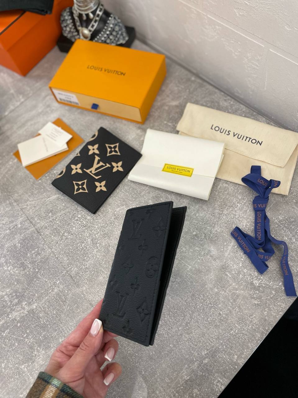 Обложка на паспорт Louis Vuitton черная с логотипом BP-42987 Обложка на паспорт Louis Vuitton черная с логотипом BP-42987