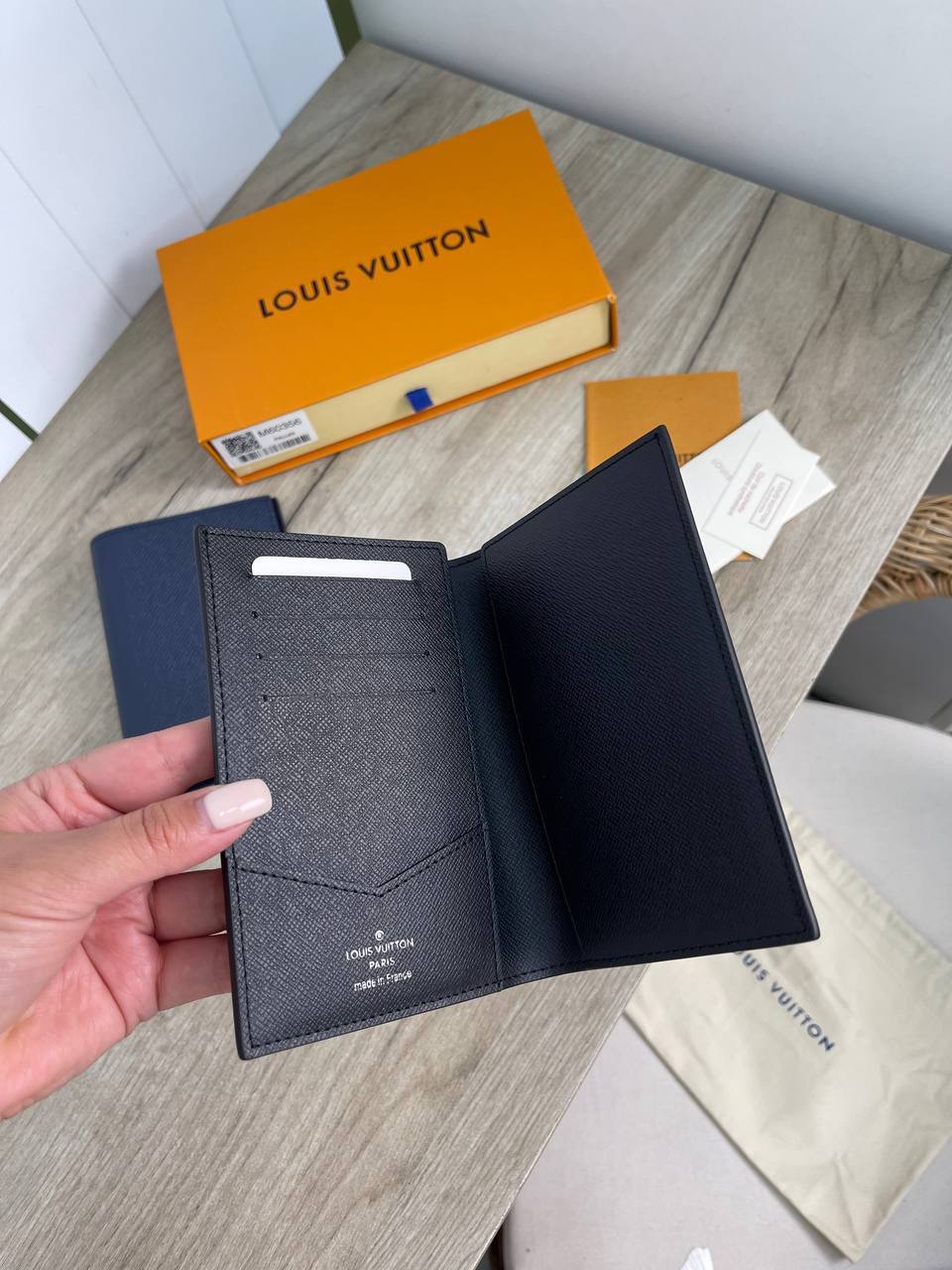 Обложка на паспорт Louis Vuitton серо-синяя BP-18135 Обложка на паспорт Louis Vuitton серо-синяя BP-18135