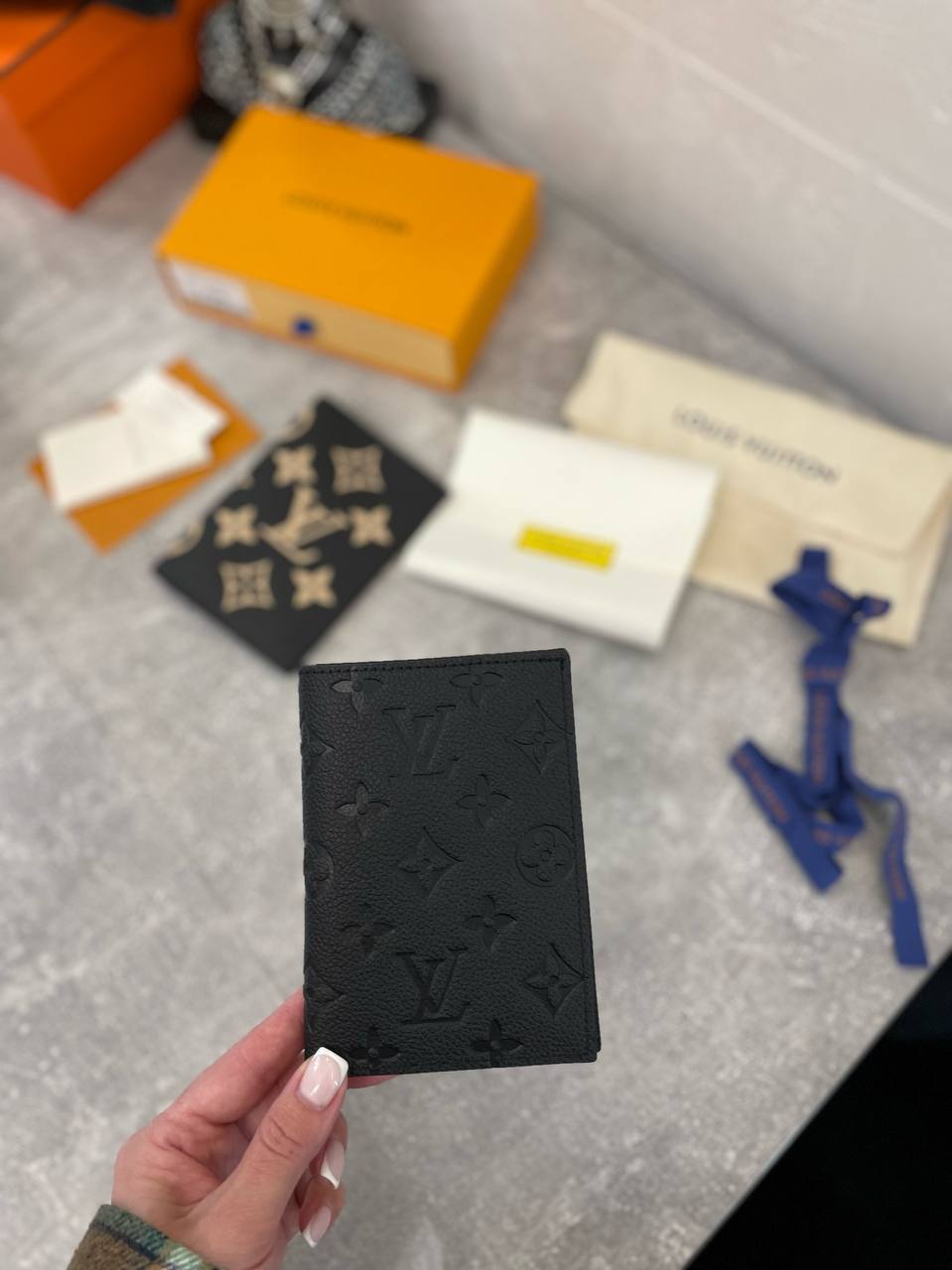 Обложка на паспорт Louis Vuitton черная с логотипом BP-42987 Обложка на паспорт Louis Vuitton черная с логотипом BP-42987