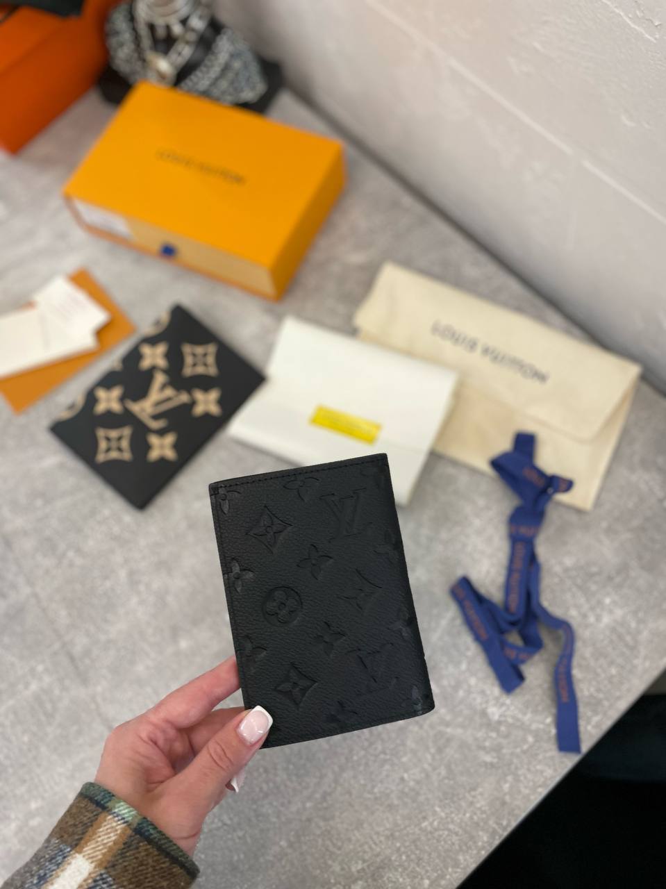 Обложка на паспорт Louis Vuitton черная с логотипом BP-42987 Обложка на паспорт Louis Vuitton черная с логотипом BP-42987