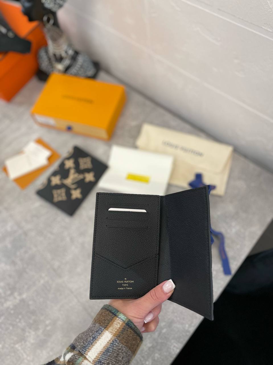 Обложка на паспорт Louis Vuitton черная с логотипом BP-42987 Обложка на паспорт Louis Vuitton черная с логотипом BP-42987