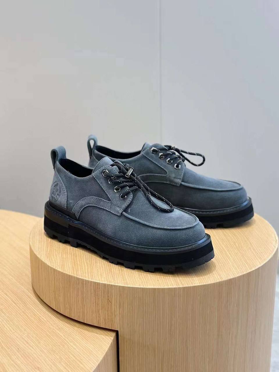 Лимитированные ботинки замшевые серые Moncler BP-191241 Лимитированные ботинки замшевые серые Moncler BP-191241