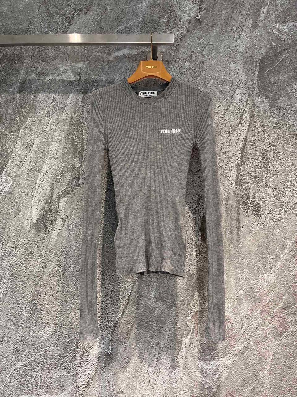 Лонгслив Miu Miu трендовый BP-37137 Лонгслив Miu Miu трендовый BP-37137