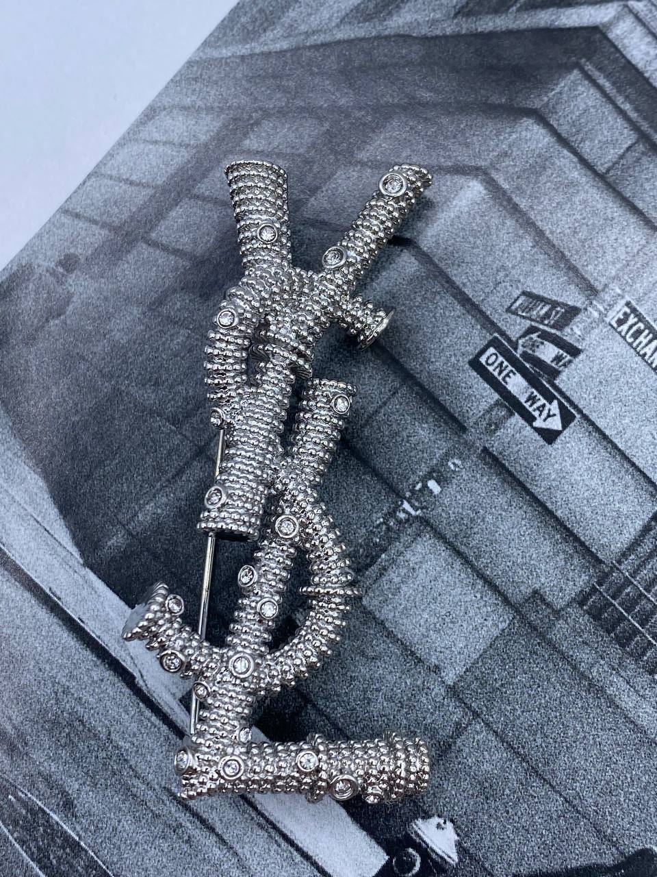 Коллекционная брошь Yves Saint Laurent BP-31827 Коллекционная брошь Yves Saint Laurent BP-31827