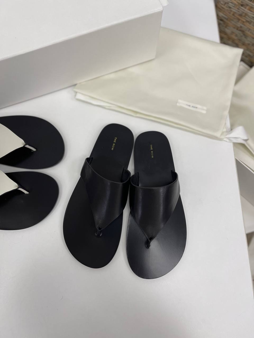 Повседневные шлёпанцы The Row BP-36232 Повседневные шлёпанцы The Row BP-36232