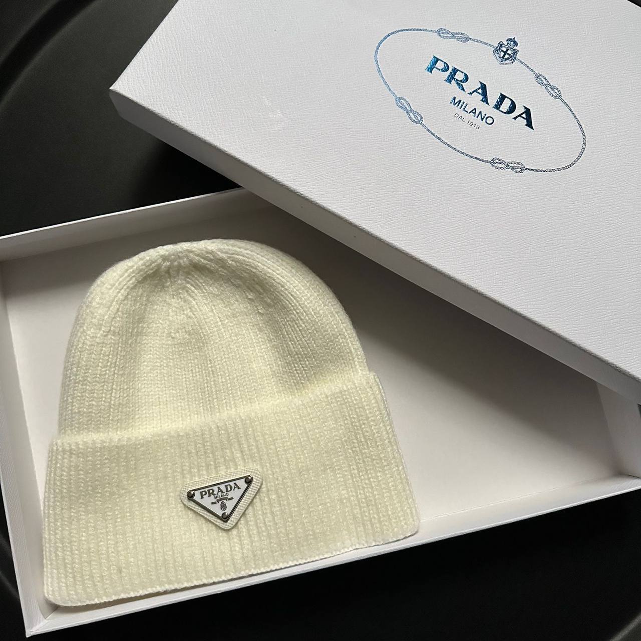 Шапка стильная Prada BP-23442 Шапка стильная Prada BP-23442