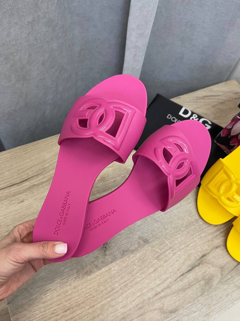 Трендовые шлепанцы Dolce & Gabbana BP-51205 Трендовые шлепанцы Dolce & Gabbana BP-51205
