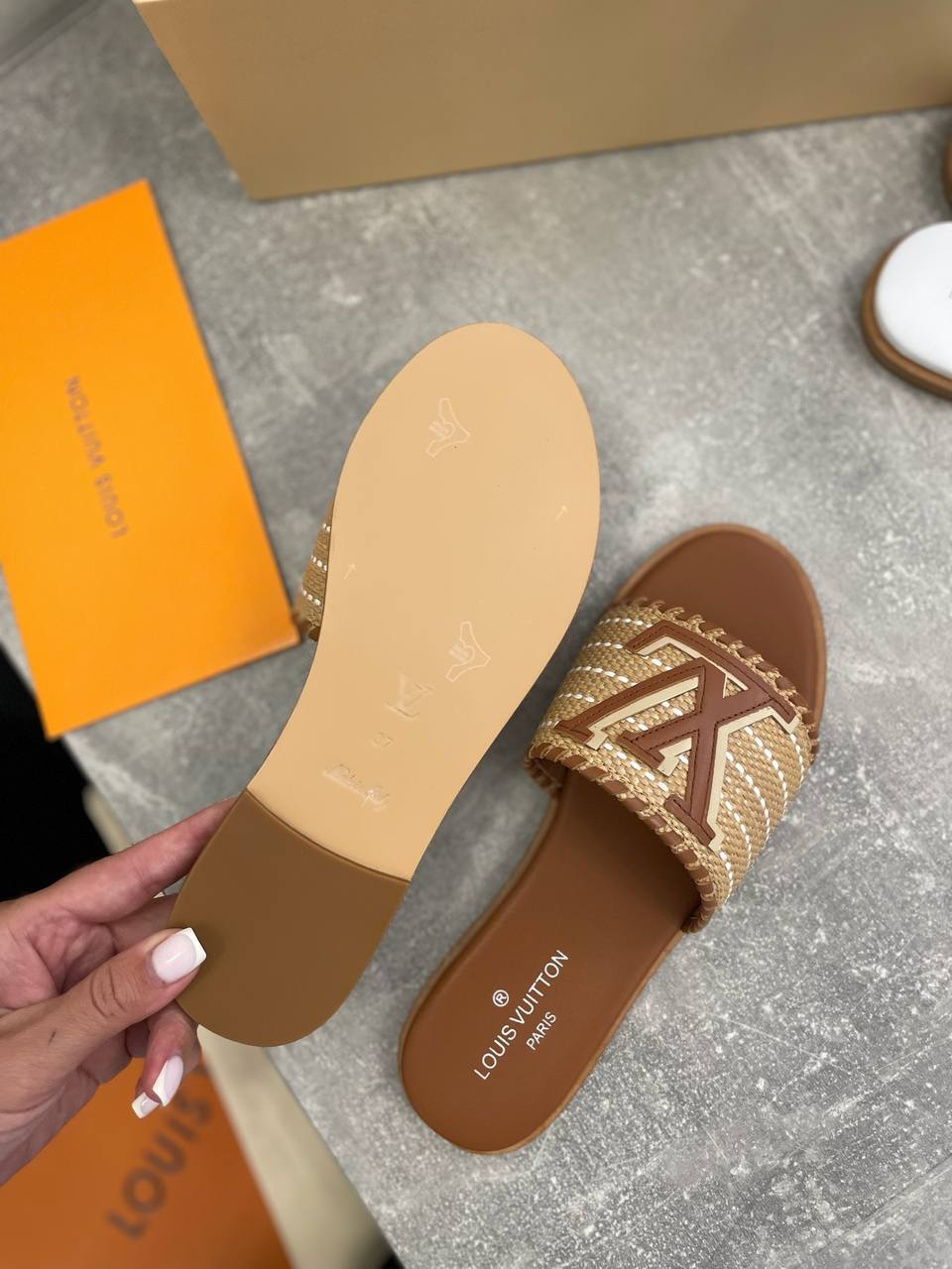 Дизайнерские шлепанцы Louis Vuitton BP-52375 Дизайнерские шлепанцы Louis Vuitton BP-52375