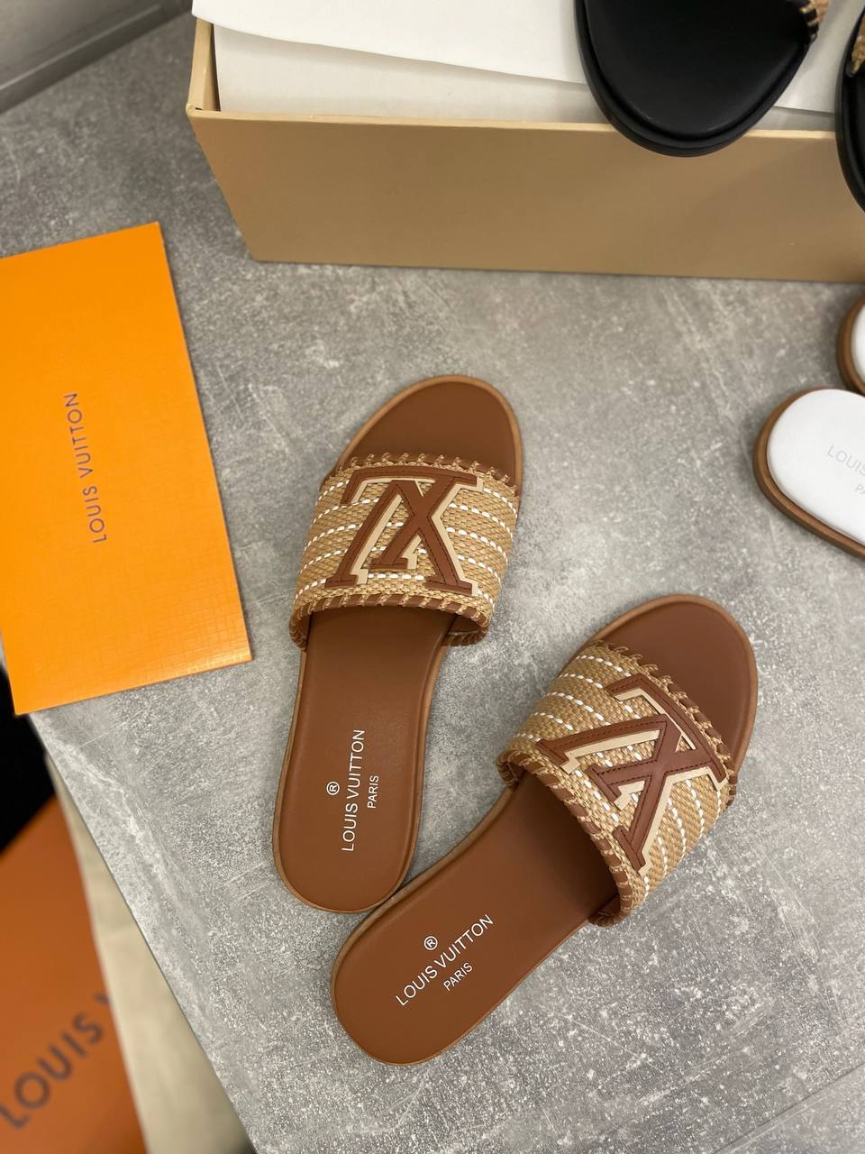 Дизайнерские шлепанцы Louis Vuitton BP-52375 Дизайнерские шлепанцы Louis Vuitton BP-52375