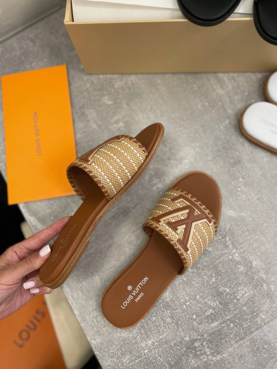 Дизайнерские шлепанцы Louis Vuitton BP-52375 Дизайнерские шлепанцы Louis Vuitton BP-52375