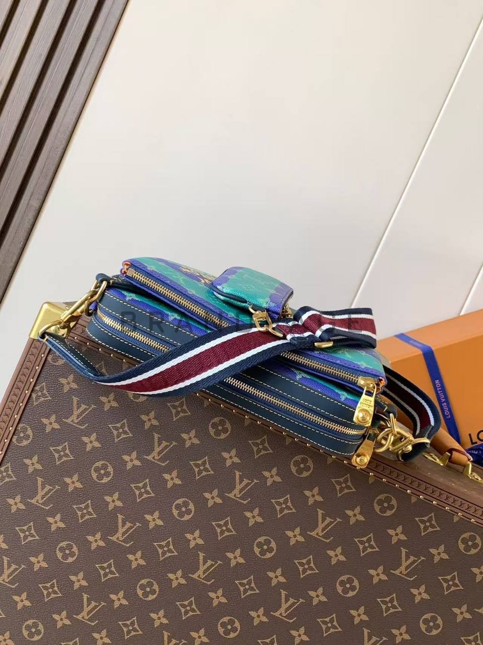 Клатч из вощенной канвы Louis Vuitton BPLUX13193