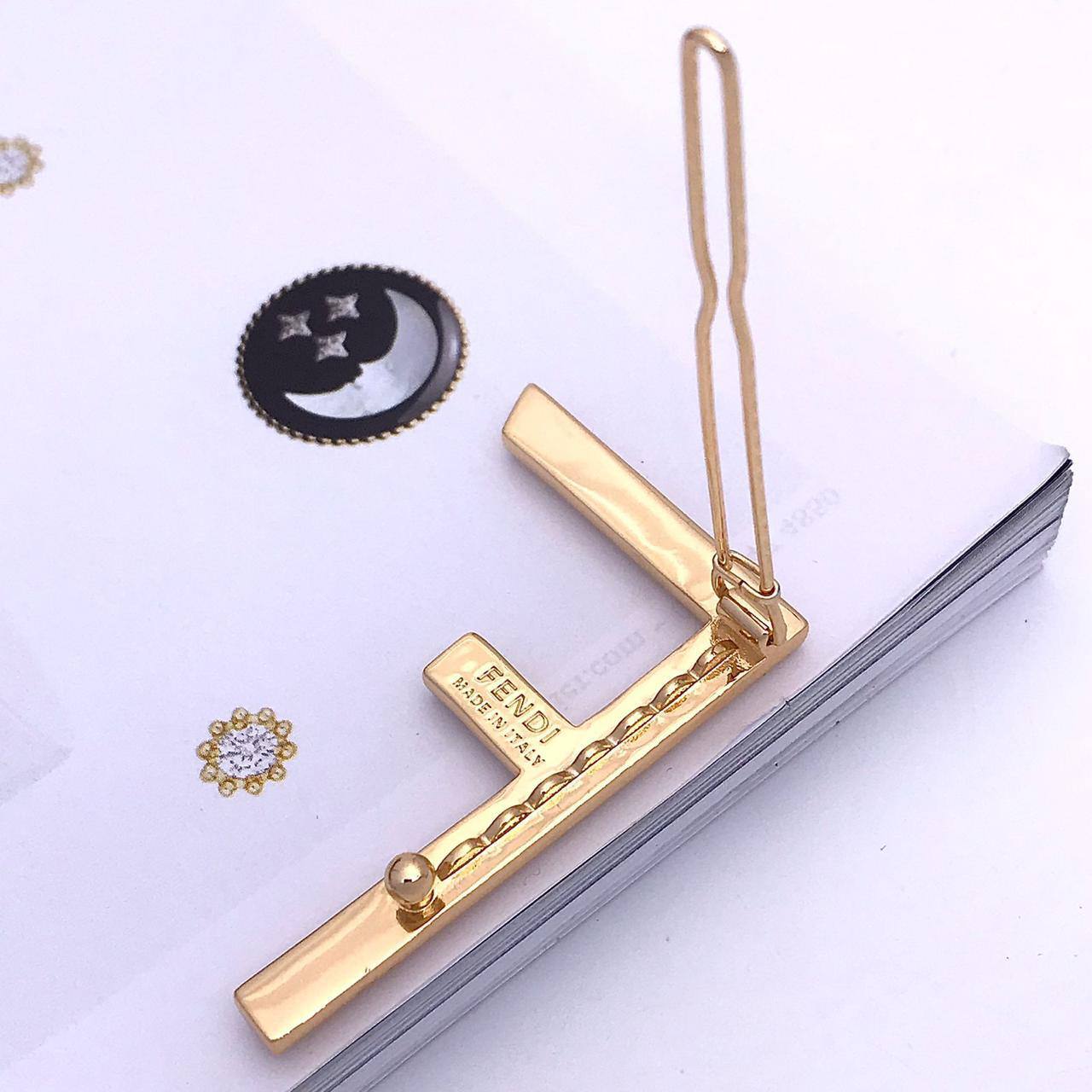 Трендовая заколка Fendi BP-23808 Трендовая заколка Fendi BP-23808