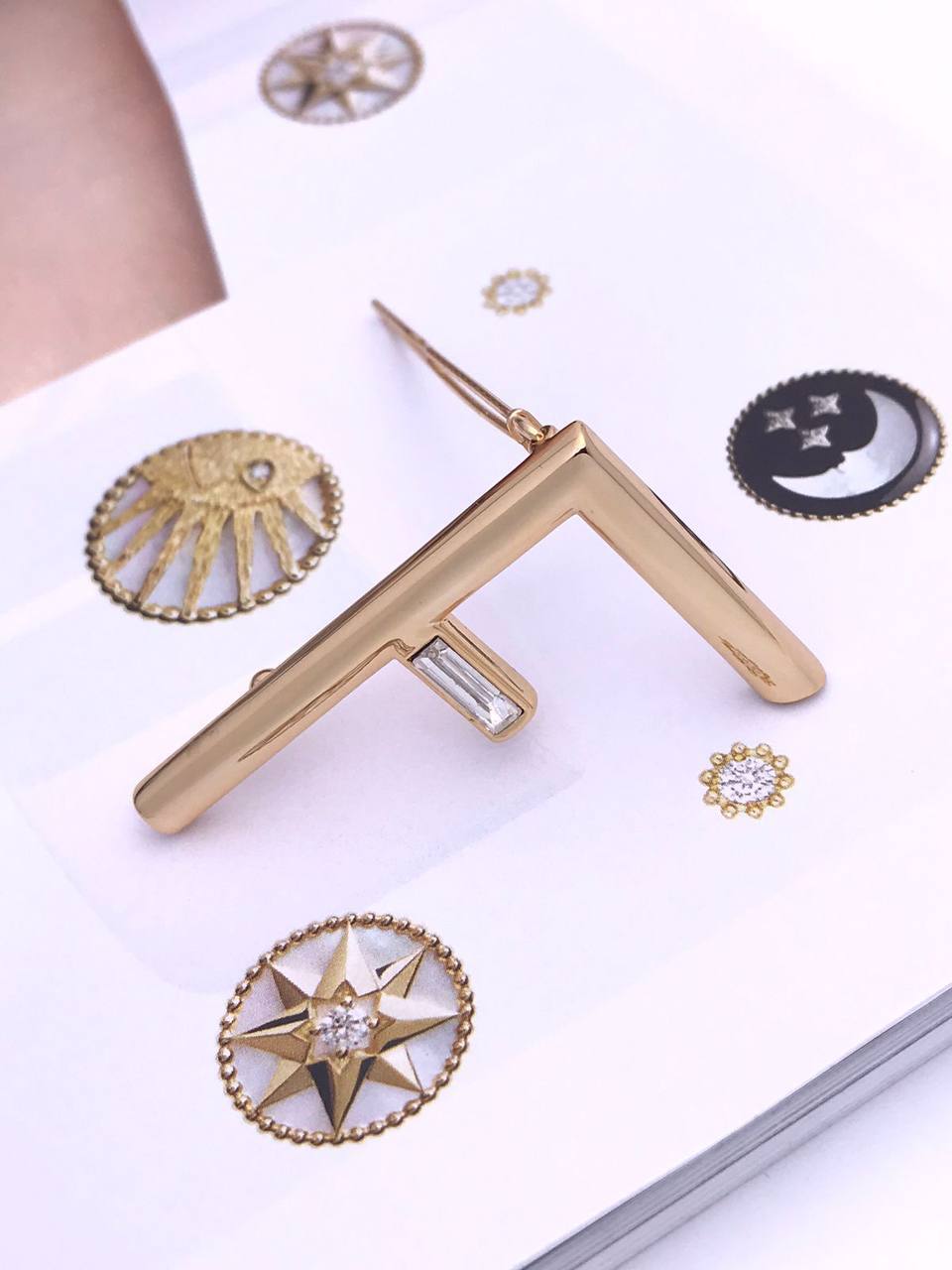 Трендовая заколка Fendi BP-23808 Трендовая заколка Fendi BP-23808