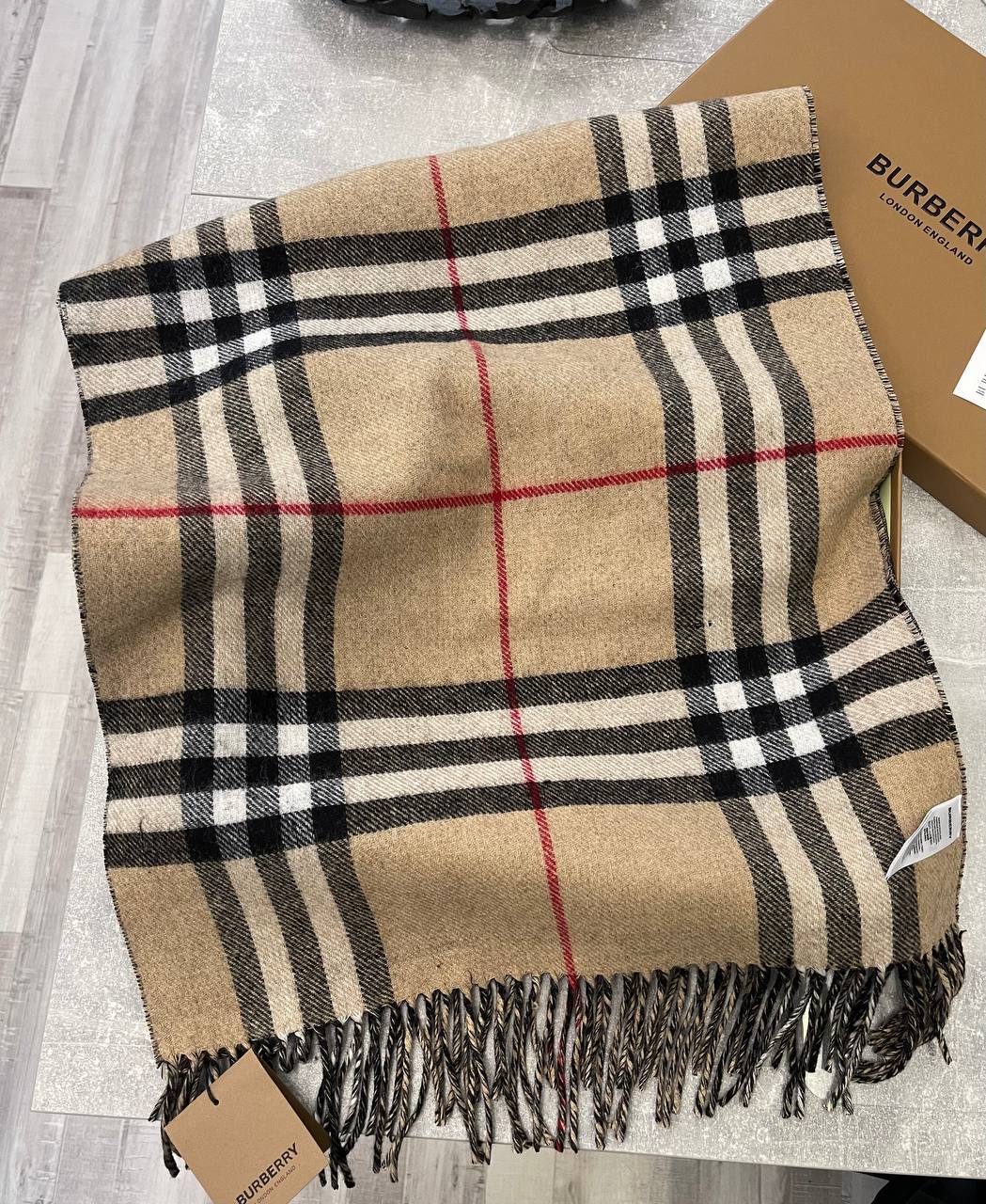 Элегантный палантин Burberry BP-42971 Элегантный палантин Burberry BP-42971