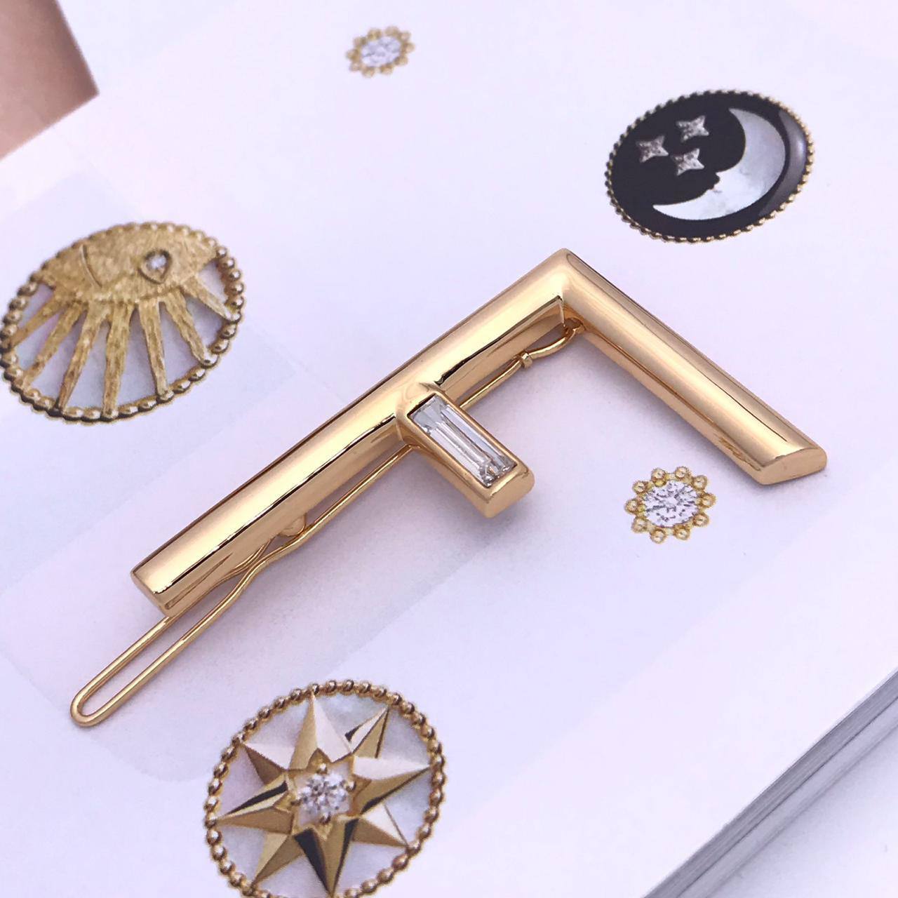 Трендовая заколка Fendi BP-23808 Трендовая заколка Fendi BP-23808