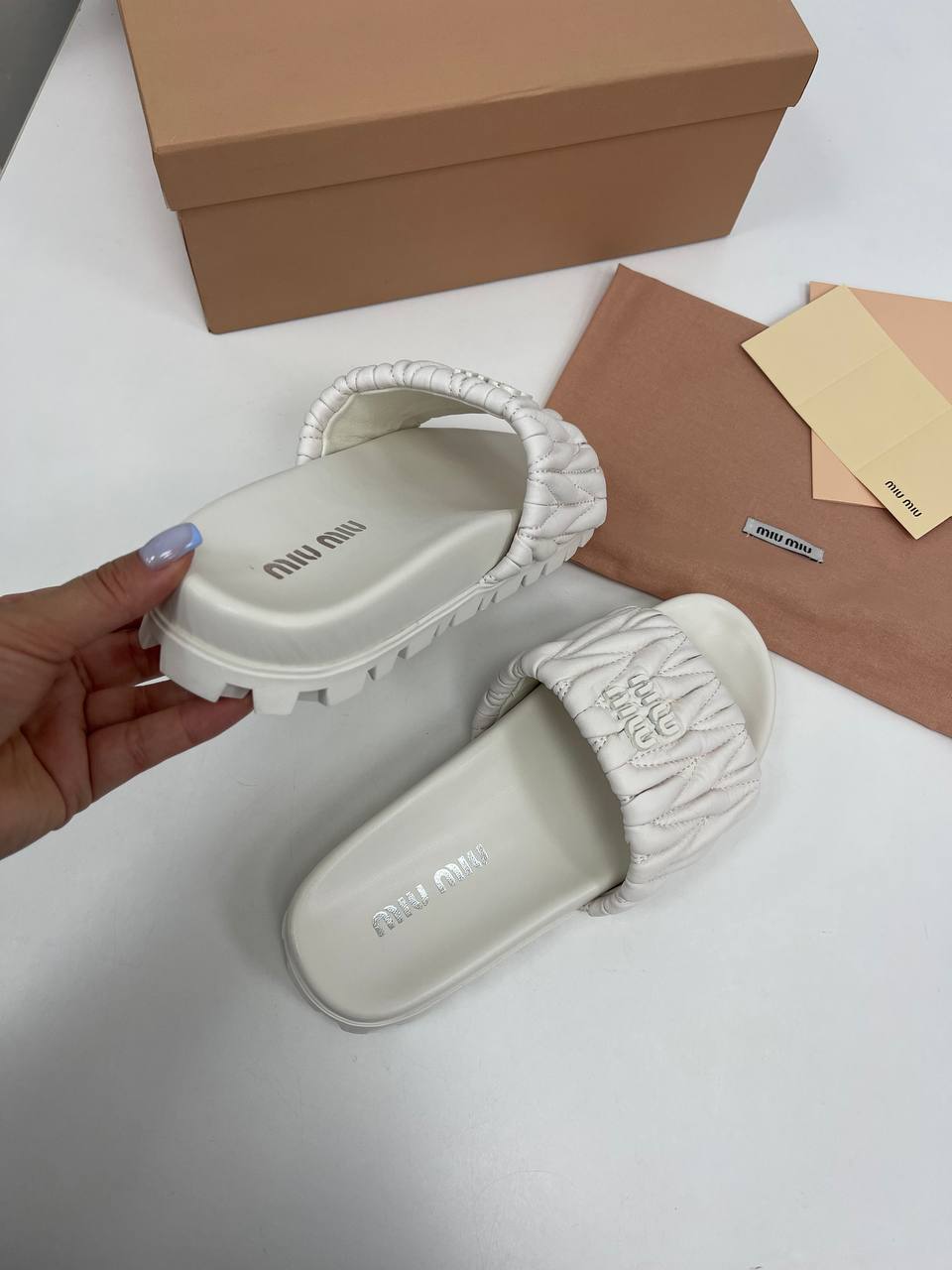 Дизайнерские шлепанцы Miu Miu BP-31865 Дизайнерские шлепанцы Miu Miu BP-31865