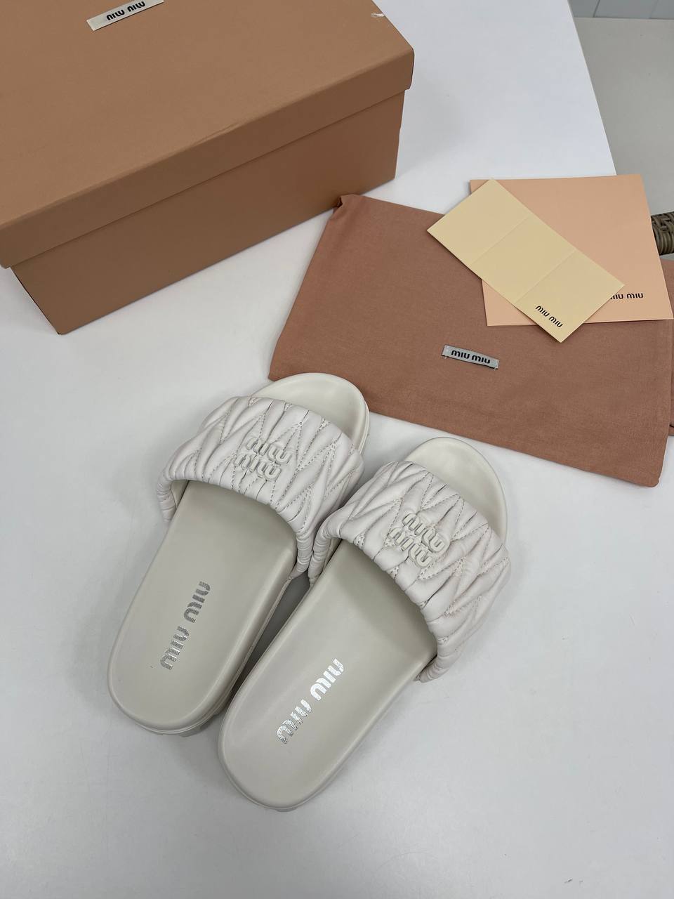 Дизайнерские шлепанцы Miu Miu BP-31865 Дизайнерские шлепанцы Miu Miu BP-31865