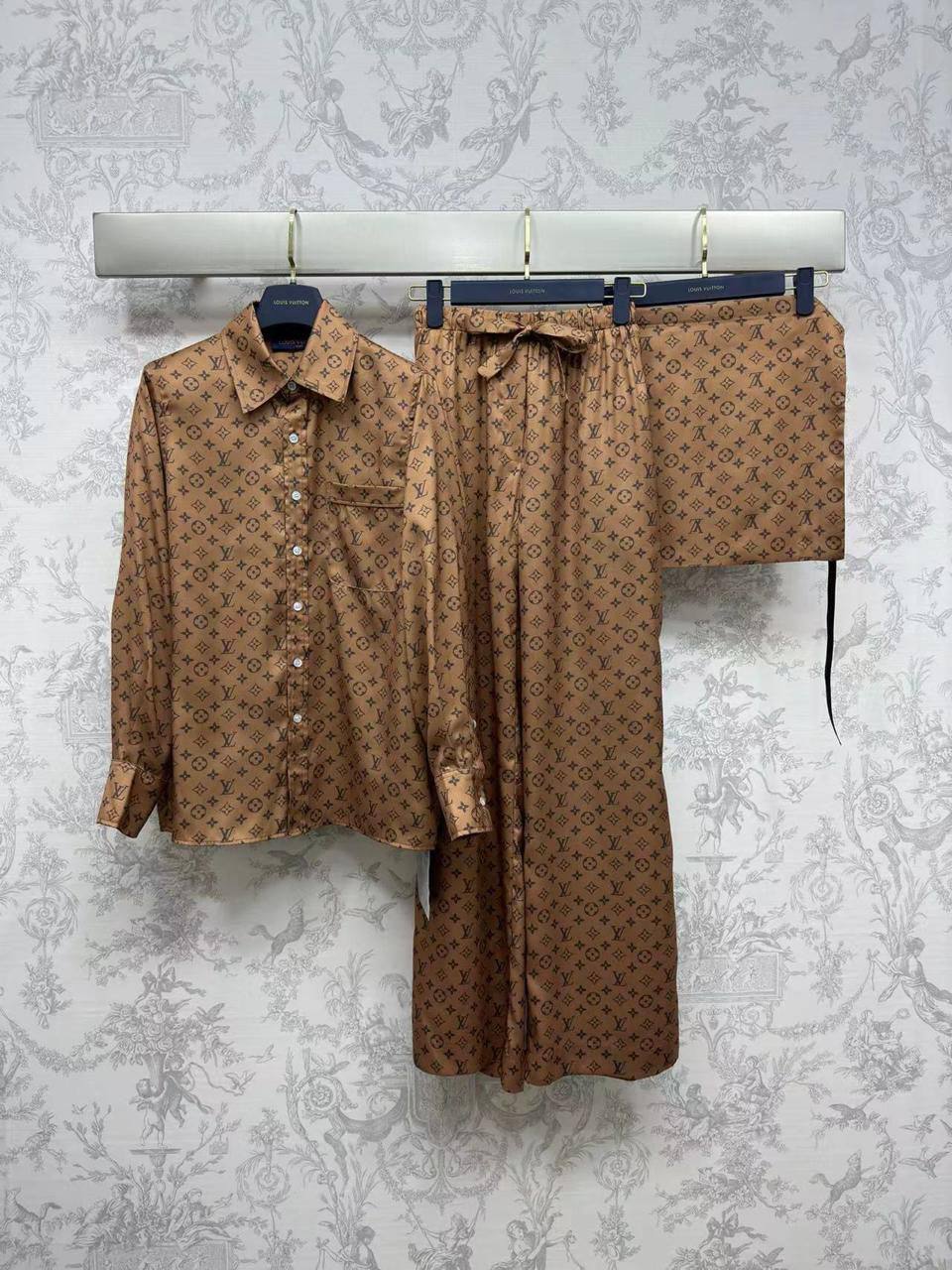 Люксовый женский костюм Louis Vuitton BP-47625 Люксовый женский костюм Louis Vuitton BP-47625