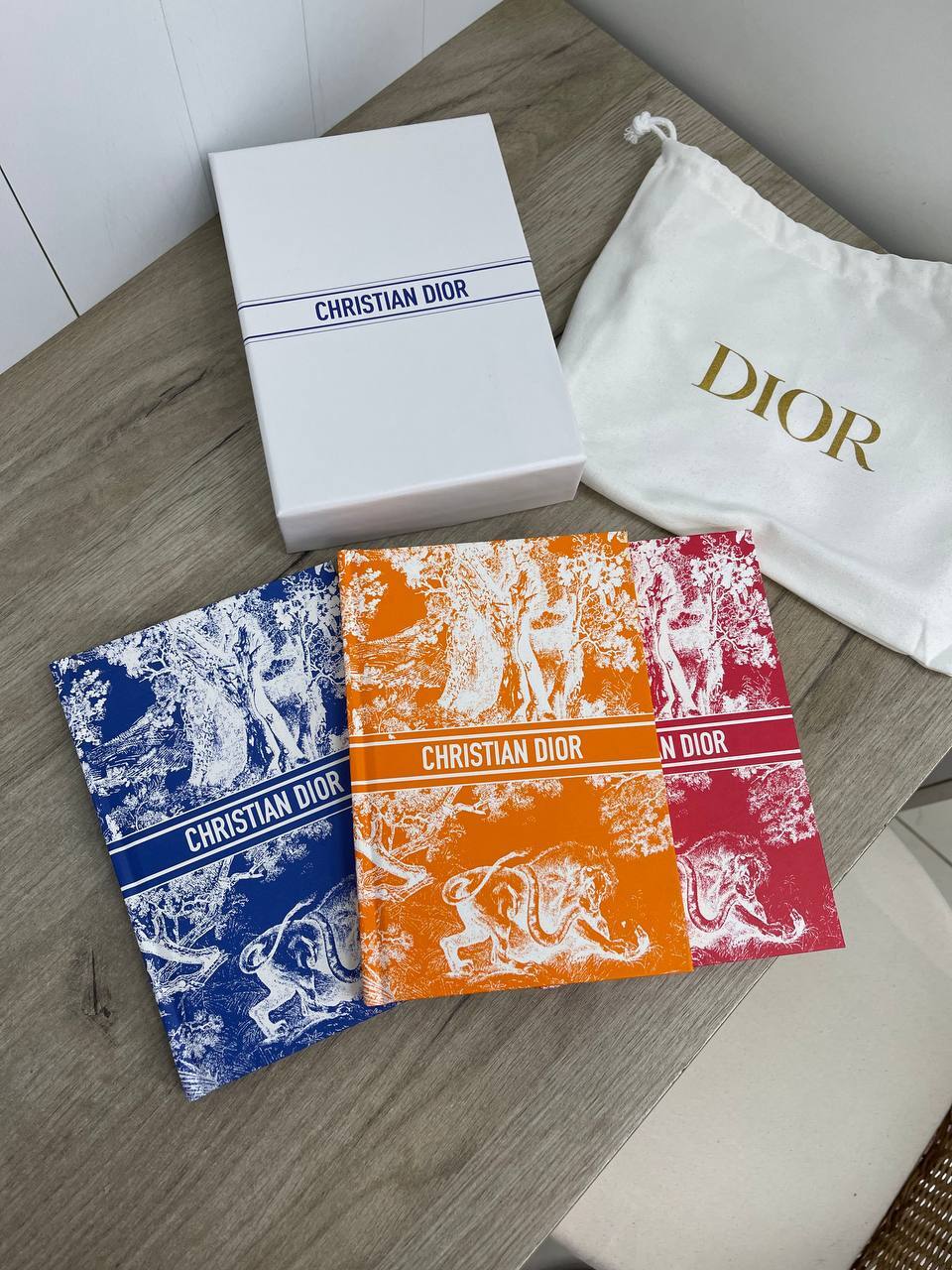 Ежедневник Christian Dior стильный аксессуар для записей Ежедневник Christian Dior стильный аксессуар для записей