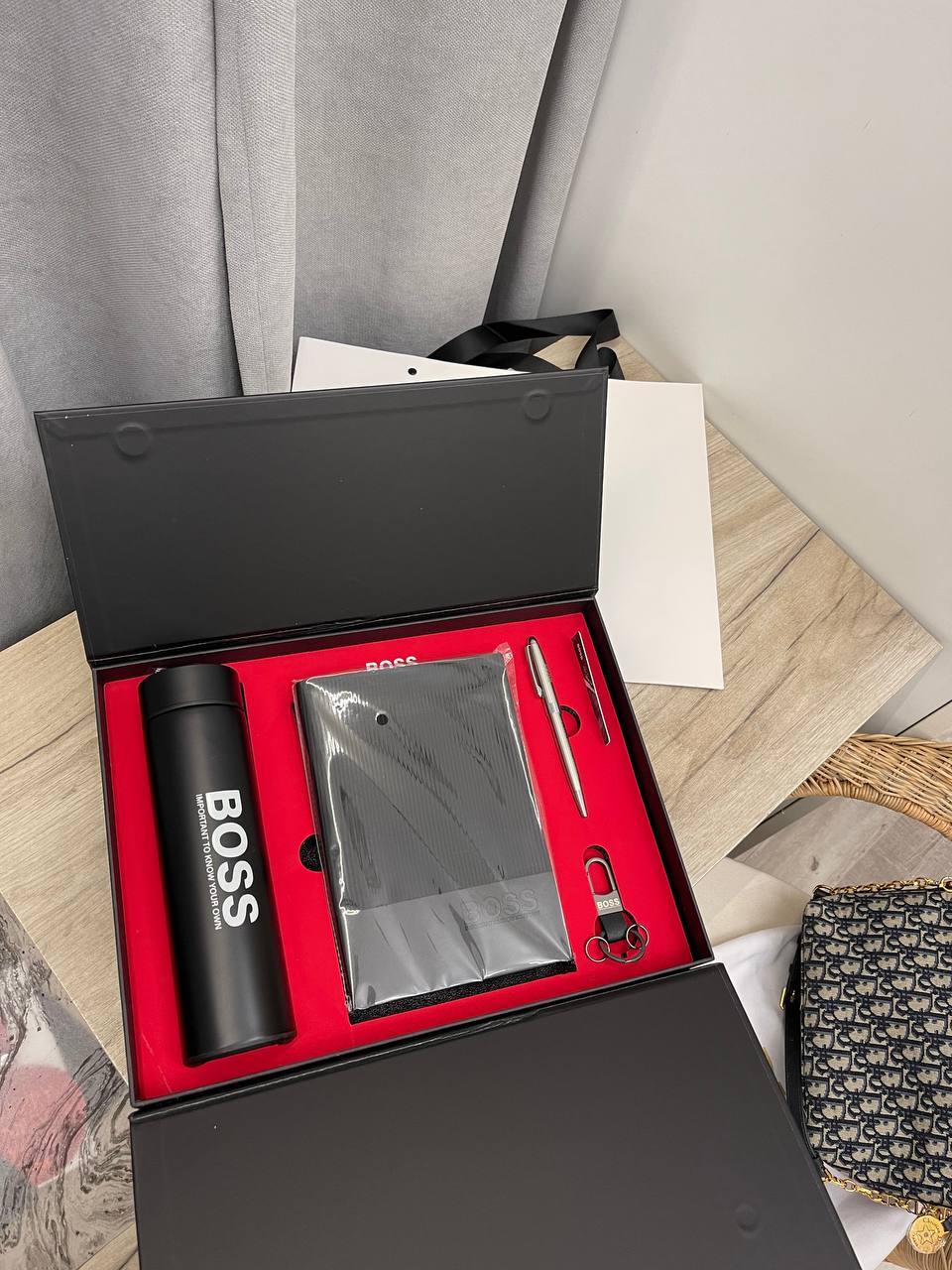 Подарочный набор BOSS стильный и элегантный аксессуар Подарочный набор BOSS стильный и элегантный аксессуар