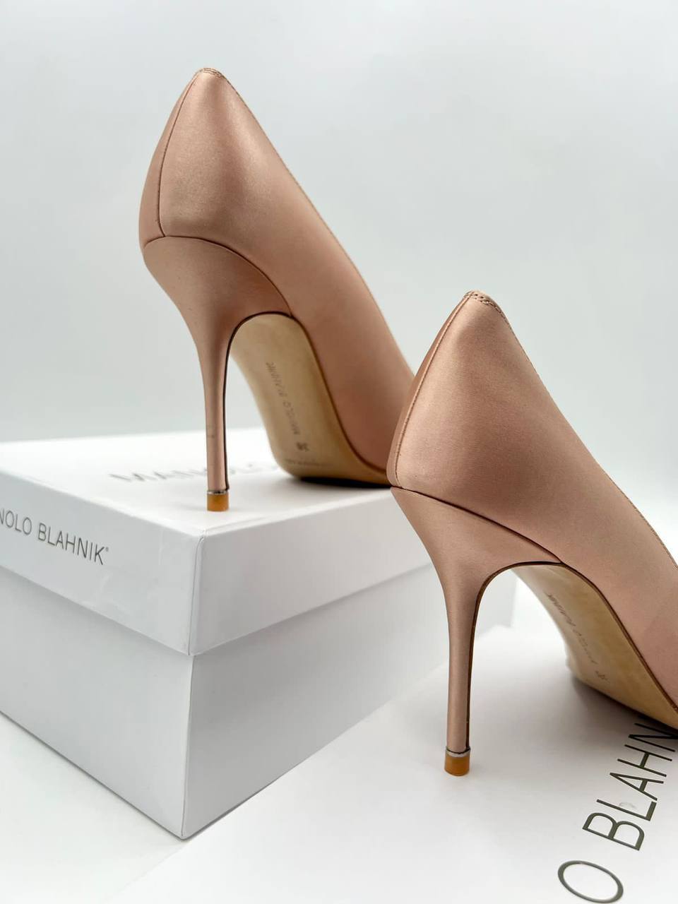 Дизайнерские атласные лодочки Manolo Blahnik BP-26356 Дизайнерские атласные лодочки Manolo Blahnik BP-26356