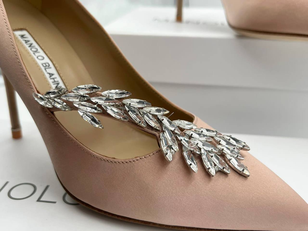 Дизайнерские атласные лодочки Manolo Blahnik BP-26356 Дизайнерские атласные лодочки Manolo Blahnik BP-26356