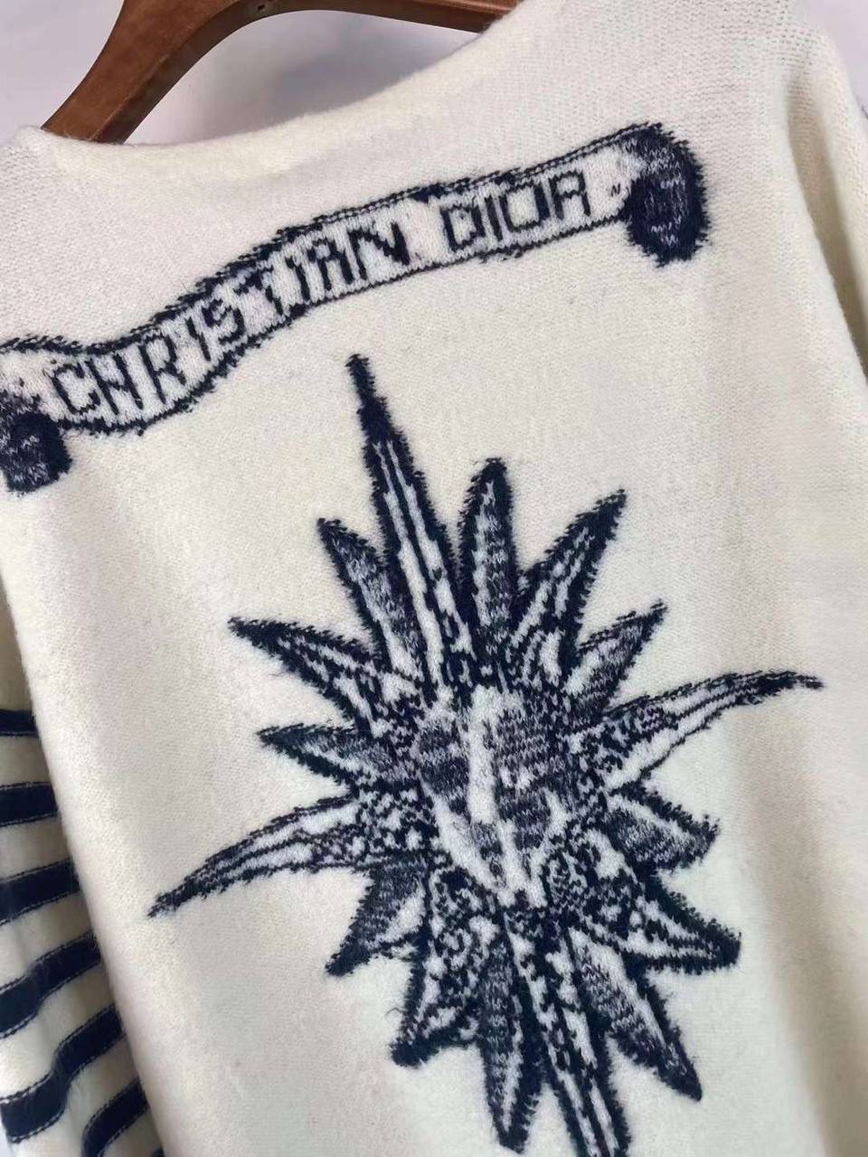 Женский свитер Christian Dior BP-24201 для элитных образов Женский свитер Christian Dior BP-24201 для элитных образов