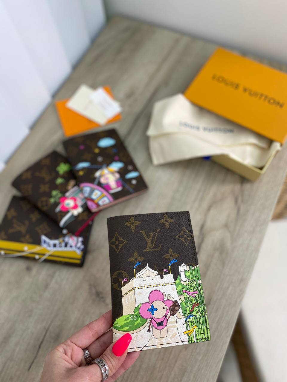 Коллекционная обложка на паспорт Louis Vuitton BP-23774 Коллекционная обложка на паспорт Louis Vuitton BP-23774