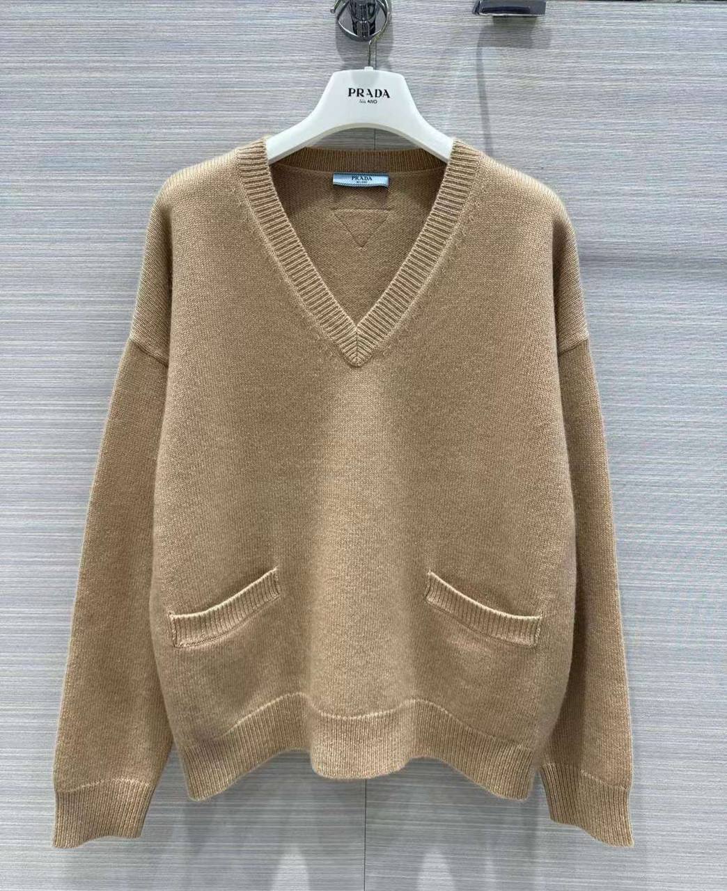 Женский свитер Prada BP-39730 для повседневных образов Женский свитер Prada BP-39730 для повседневных образов