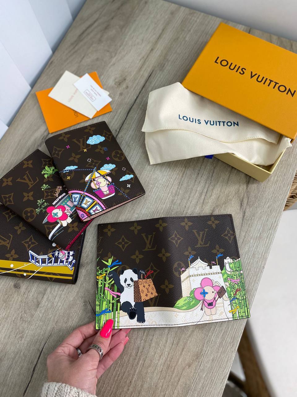 Коллекционная обложка на паспорт Louis Vuitton BP-23774 Коллекционная обложка на паспорт Louis Vuitton BP-23774