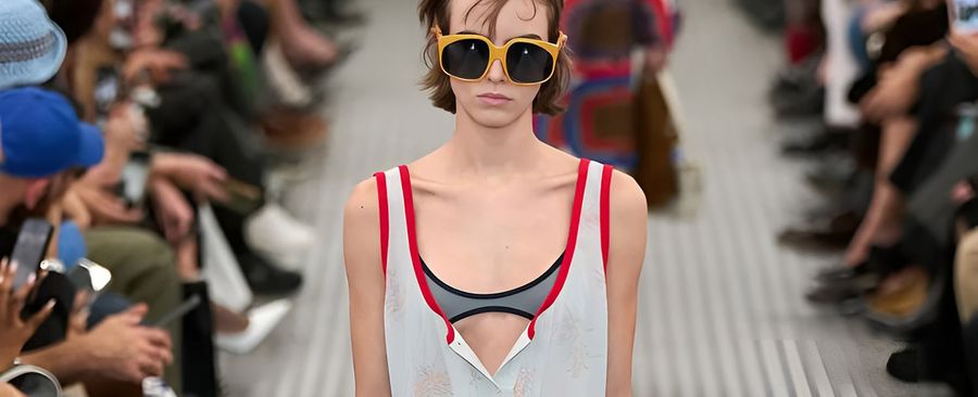 Платья-комбинации: возрождение эстетики 1990-х в люксовой моде