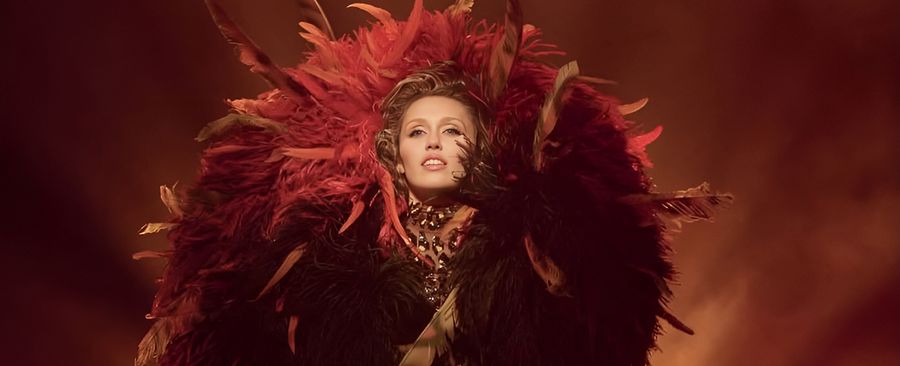 Майли Сайрус и модный цирк Mugler: триумф архивного гламура