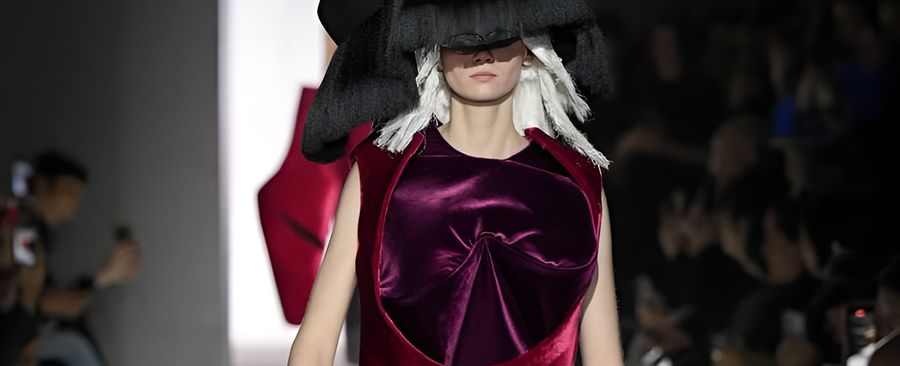 Осенне-зимняя коллекция 2025 Comme des Garçons: авангардный взгляд Рэй Кавакубо