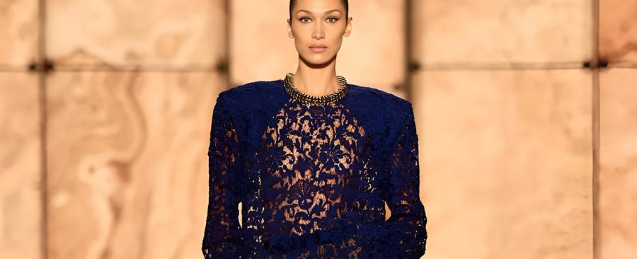 Показ Saint Laurent: Вдохновение 1990-ми и современная элегантность