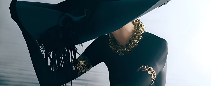 M Le Monde объединяет Balenciaga, Miu Miu, Audemars Piguet и Rolex в съемке ювелирного искусства