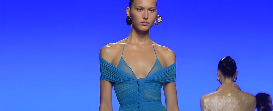 Платья с драпировкой: искусство утонченности и современного шика в коллекциях лета